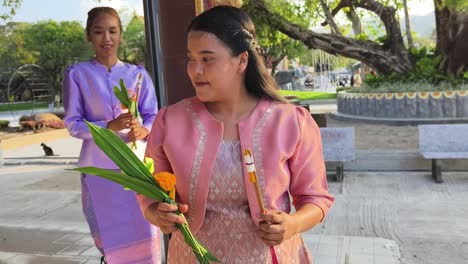 thai women offering prayers at a temple