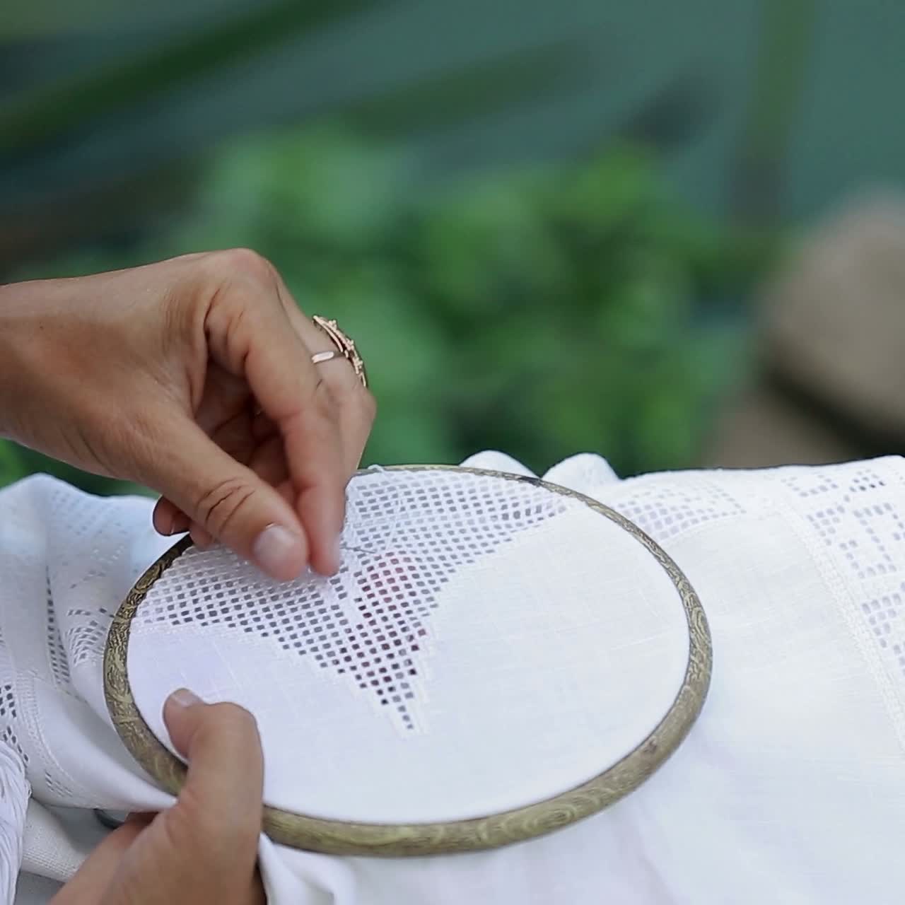 manos de mujer haciendo punto cruzado