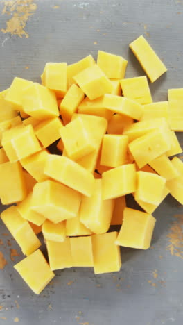 cubos de queso amarillo en la bandeja