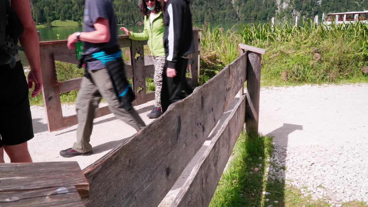 la gente que va a través de una puerta de senderismo en salet jetty königssee berchtesgaden