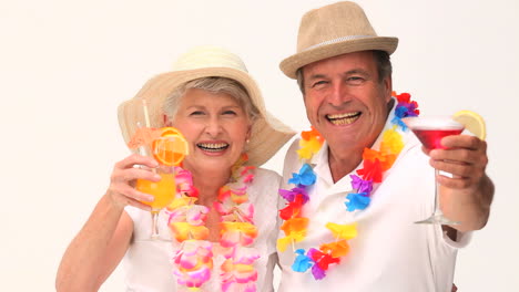 Couple-enjoying-their-cocktails-