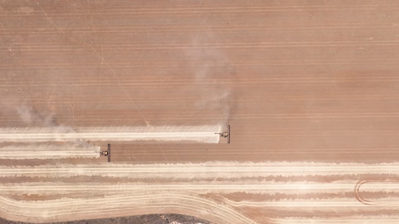 이 영상은 현대 농업 기술의 시너지를 포착하여 밀 수확 과정에서 헤더 프론트의 필수적인 역할을 보여줍니다.