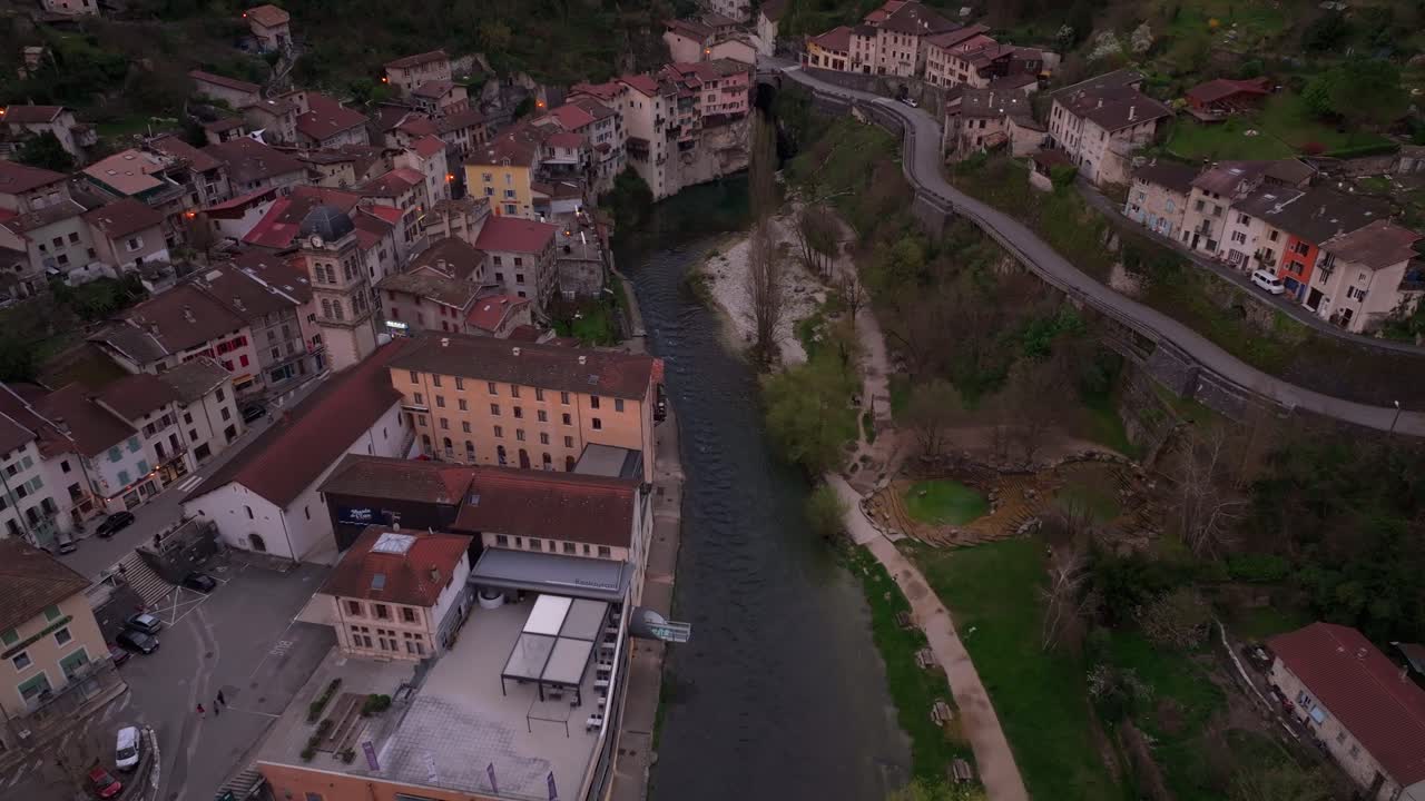 Los tejados y acantilados de Pont-en-Royans brillan al anochecer, Francia