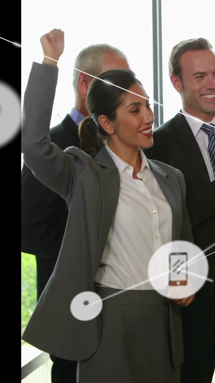 Video vertical: Tras un choque de puños, mujer de negocios aplaudiendo una victoria junto a una ventana de cristal, iconos que tapan.