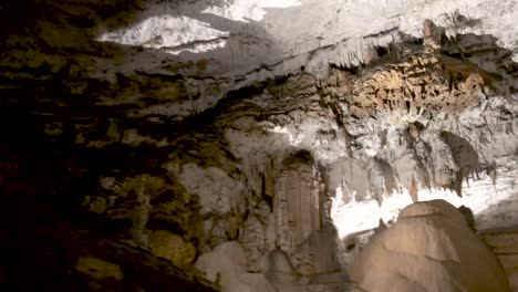 Postojna-Höhlen-Innenschwenk-über-Stalagmiten-Stalaktiten