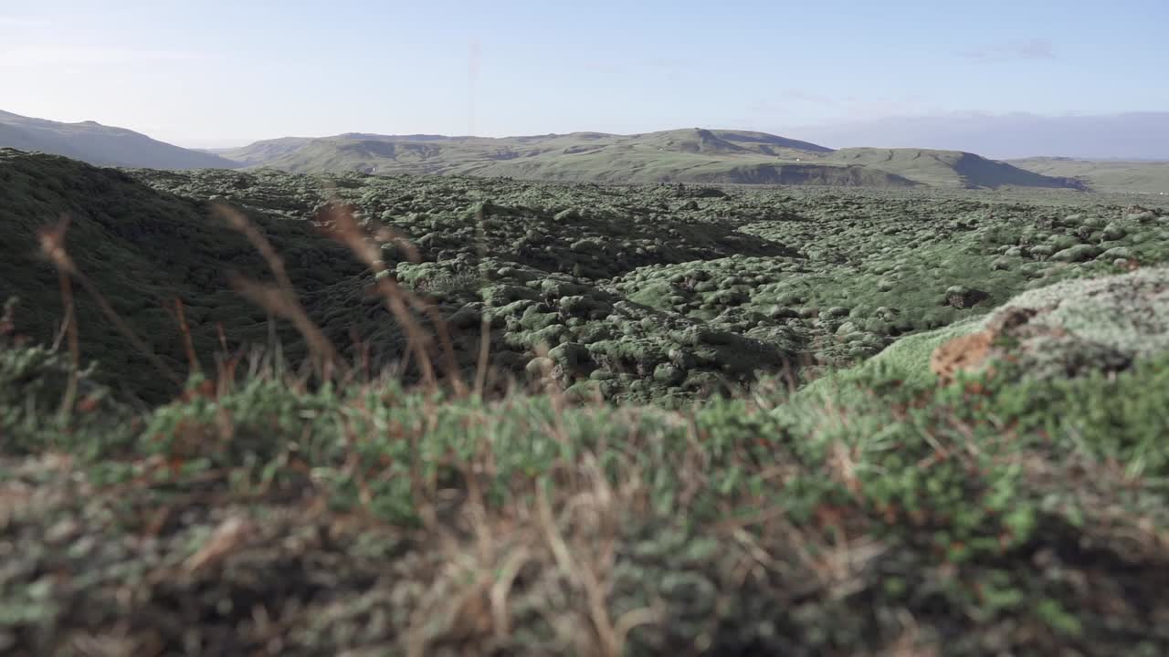 vista panorámica del valle montañoso en un día soleado