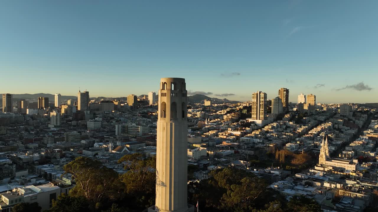 코이트 타워와 해가 지는 샌프란시스코 스카이 라인