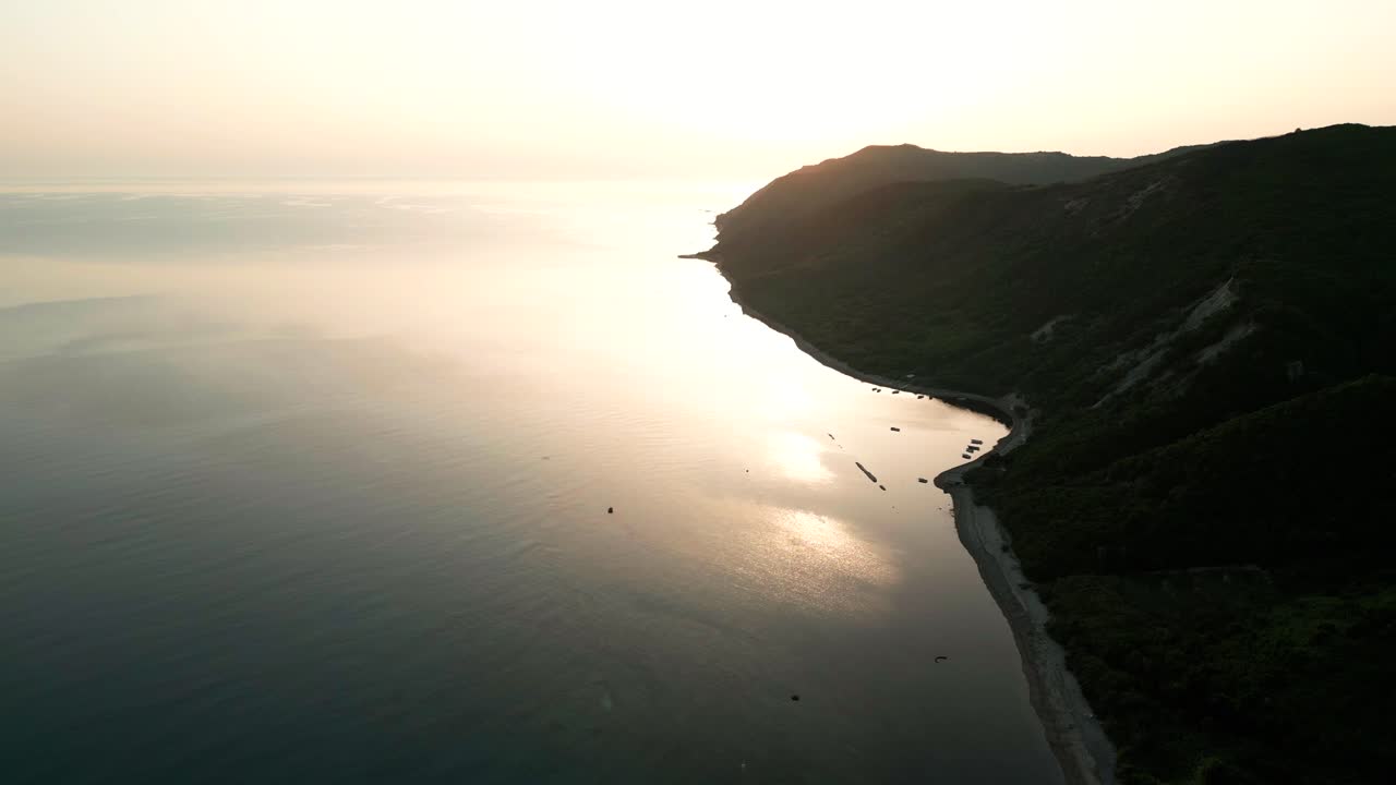 아드리아 해 위 의 아름다운 일몰 과 숲 에  ⁇ 힌 절벽, 드론 으로부터의 공중 전망