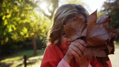 Mädchen-Versteckt-Lächeln-Hinter-Blatt