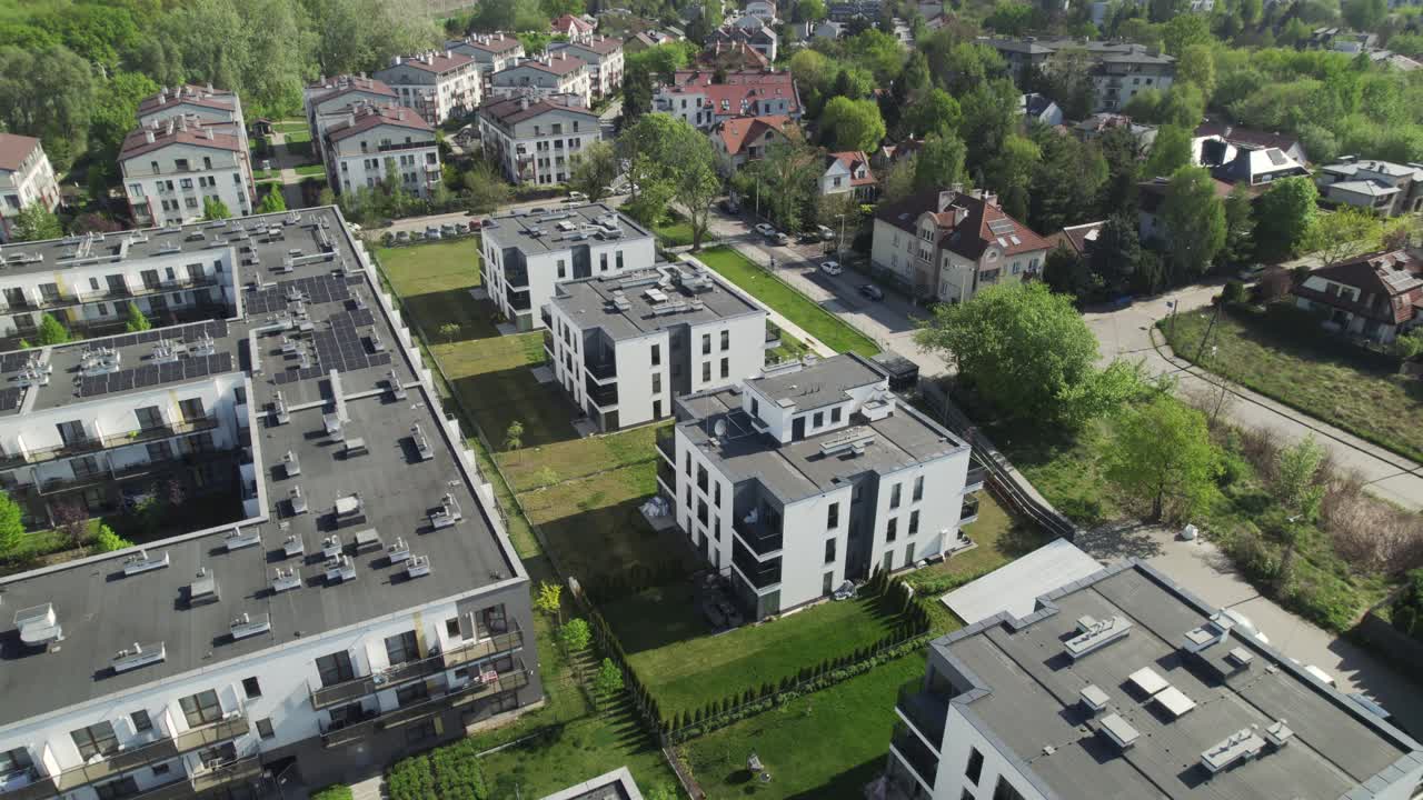 Luftfoto af moderne lejlighedsbygninger i et grønt boligområde