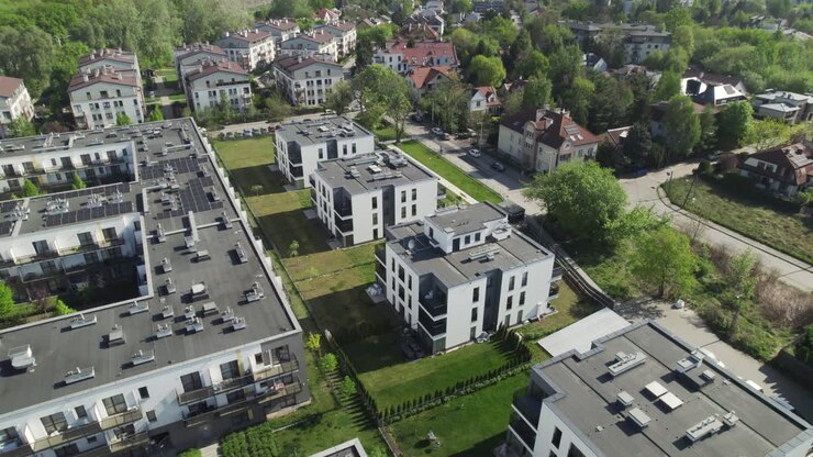 Luftaufnahme von modernen Apartmentgebäuden in einem grünen Wohngebiet