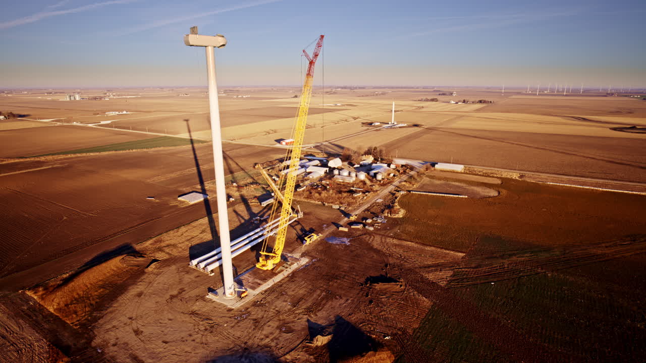 Toma de dron cinematográfica de un parque eólico en construcción en Illinois