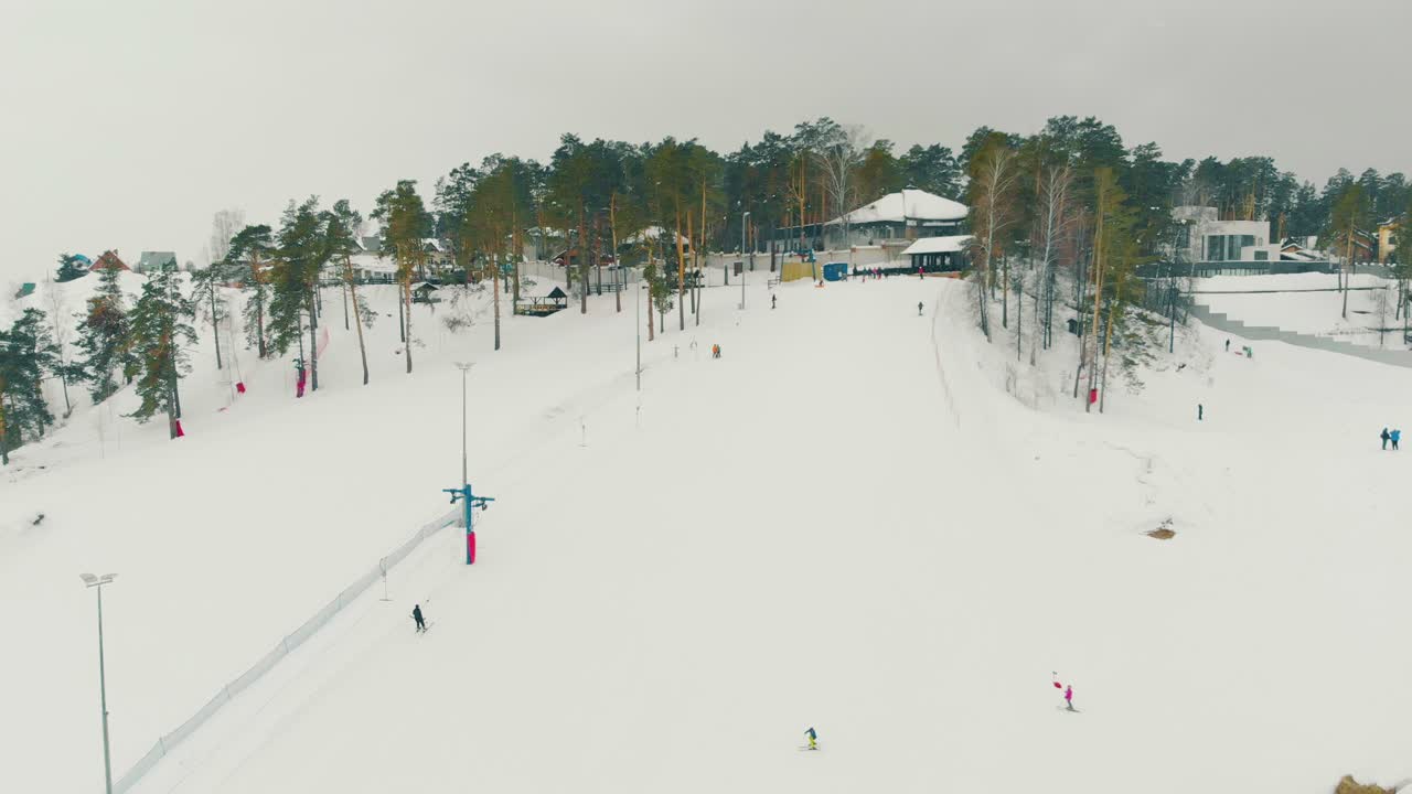 산 에 있는 사람 들 과 건물 들 이 있는 스키 리조트