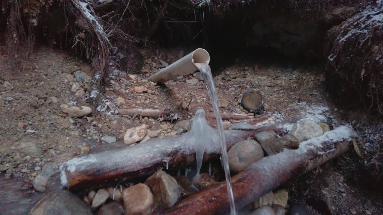 fuente de agua dulce en el bosque en invierno de cerca se acercó