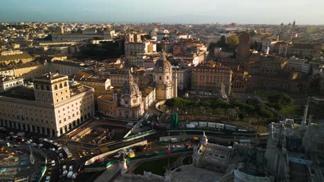 Hermosa-Vista-Aérea-Sobre-El-Foro-De-Trajano-Y-Las-Basílicas-Abovedadas-En-Roma,-Italia