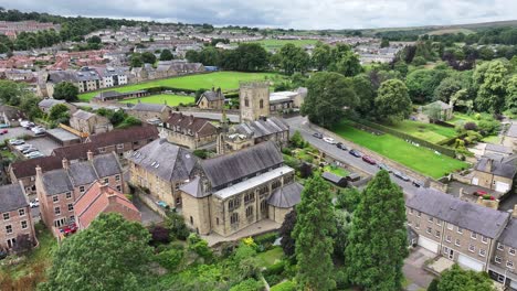 Toma-De-Drone-De-La-Iglesia-Reformada-Unida-De-San-Jaime-Y-La-Torre-Pottergate-En-Alnwick,-Inglaterra,-Reino-Unido