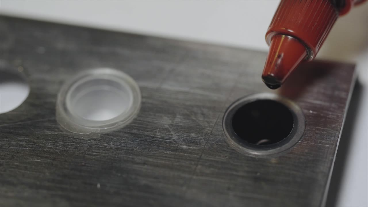 aplicación de adhesivo a un componente metálico