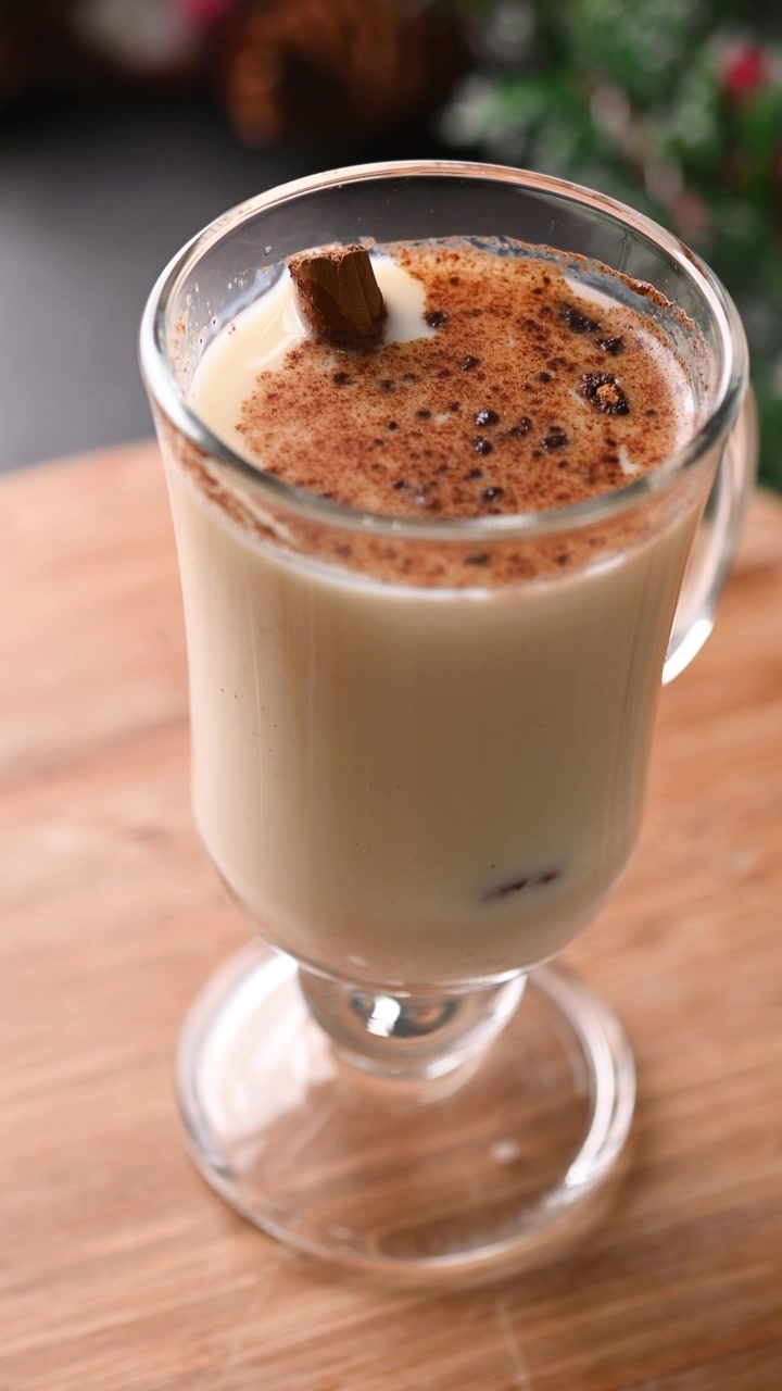 Eggnog con cannella in un bicchiere
