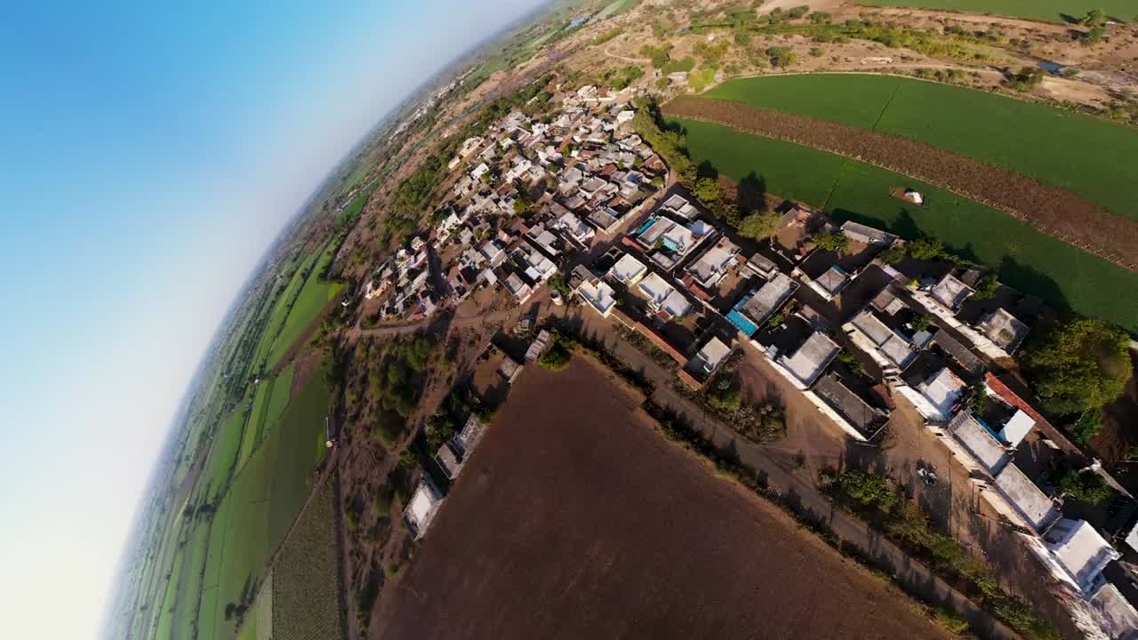 아시아 마을에 있는 아름다운 집, 아연집은 또 다른 진집이다.