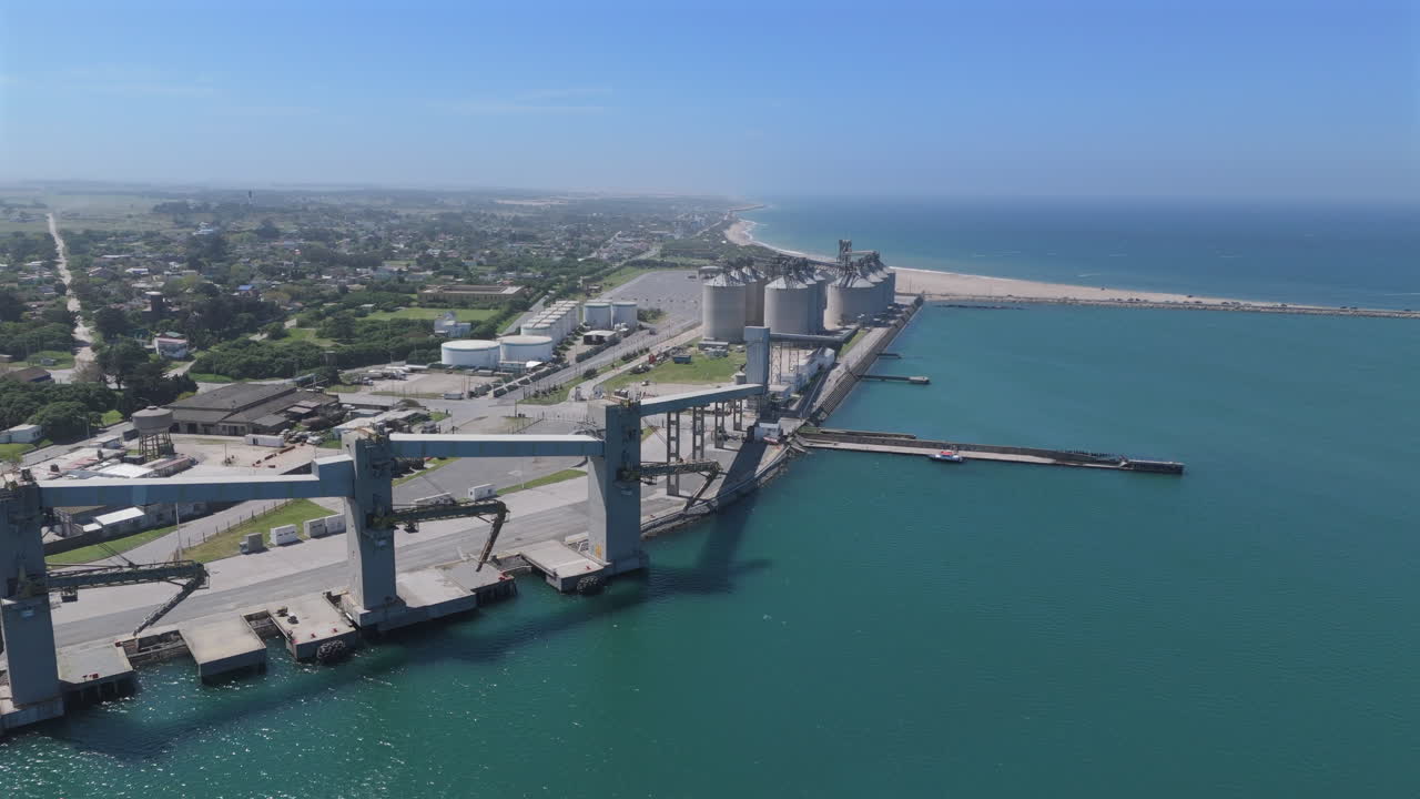 vista panorámica del avión no tripulado sobre el puerto industrial de la ciudad de necochea, necochea, argentina.