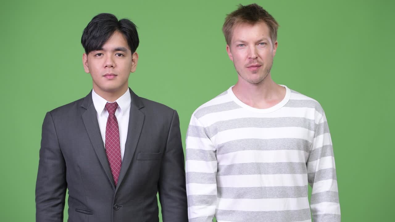 젊은 잘생긴 아시아 사업가와 젊은 스칸디나비아 사업가가 함께 일하고 있습니다.