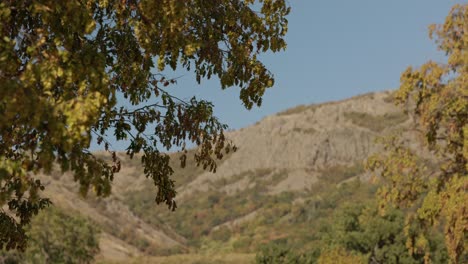 Schroffe-Berge-Im-Herbst-An-Einem-Sonnigen-Tag