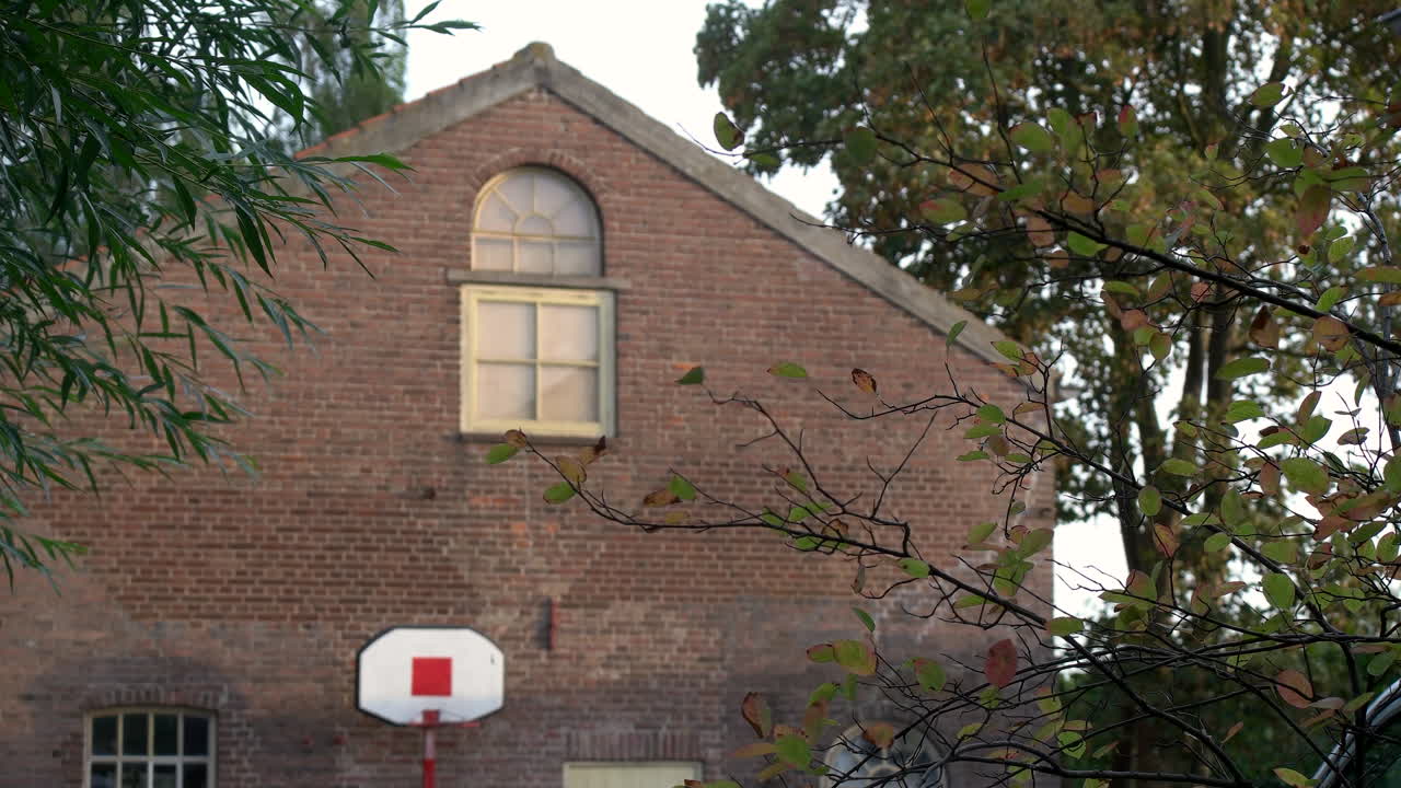 네덜란드 전통 벽돌집의 다락방 창문