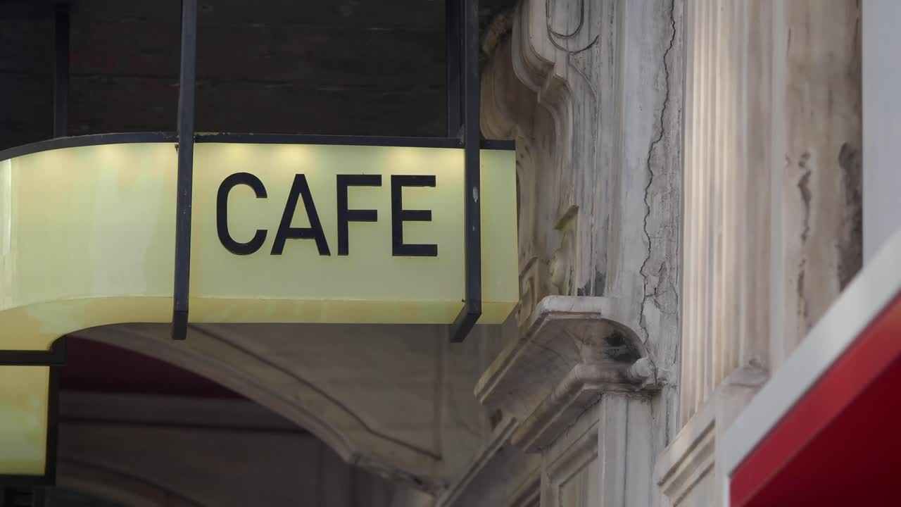 Insegna luminosa di un caffè sulla facciata di un edificio classico