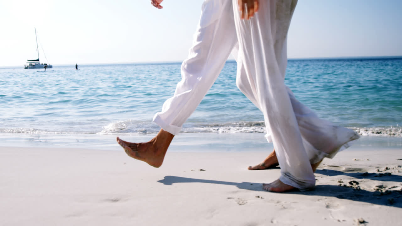 해변에서  ⁇ 고 있는 커플 4k