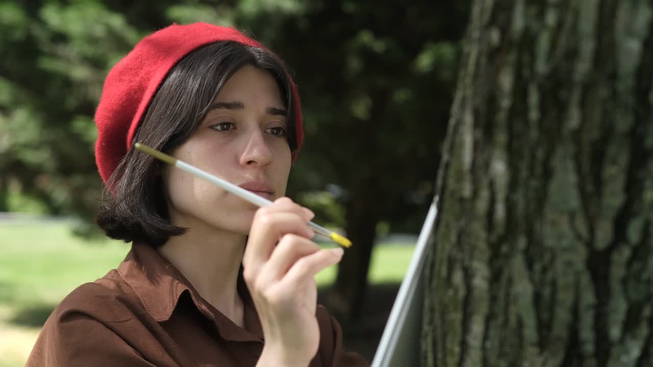 mujer dibujando en el exterior