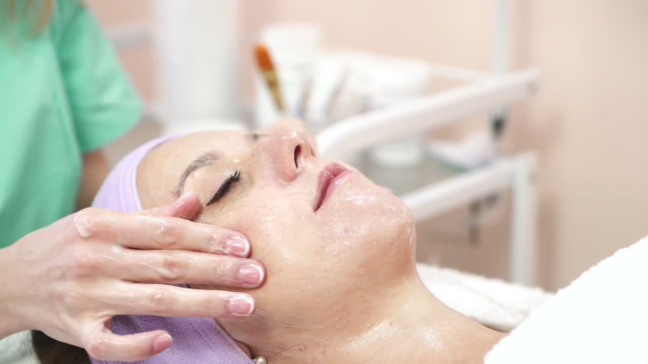 Donna che si rilassa in un salone spa. Bella donna sdraiata sul lettino che si rilassa in un salone spa con un massaggio.