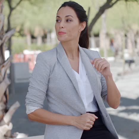 Elegante-Mujer-Joven-En-Un-Parque-Urbano