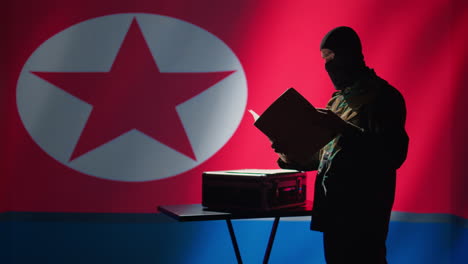 북한 스파이가 가방에서 정보 문서를 꺼내고 있습니다.