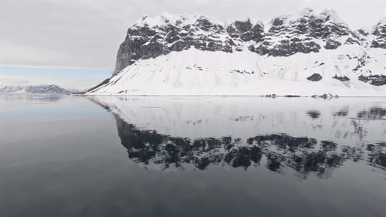 노르웨이 스발바르의 남서부 spitsbergen에 있는 hornsund에 있는 gnì'lodden의 반영