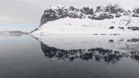 reflejo de gnì'lodden en hornsund en el suroeste de spitsbergen en svalbard noruega