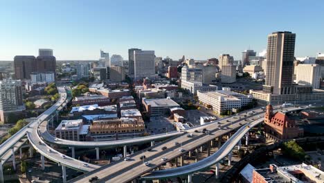 Hohe-Antenne-Der-Stark-Befahrenen-Fahrbahn-In-Richmond,-Virginia-Skyline