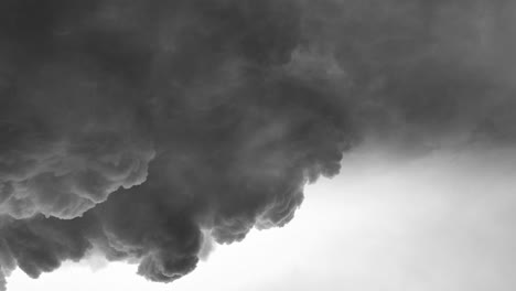 灰色 cumulonimbus 雲和閃電 4k 背景