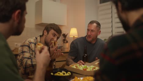 amigos disfrutando de pizza y bebidas en casa