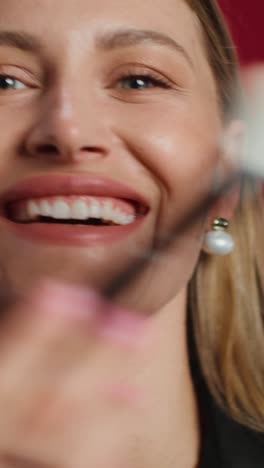 mujer aplicando maquillaje