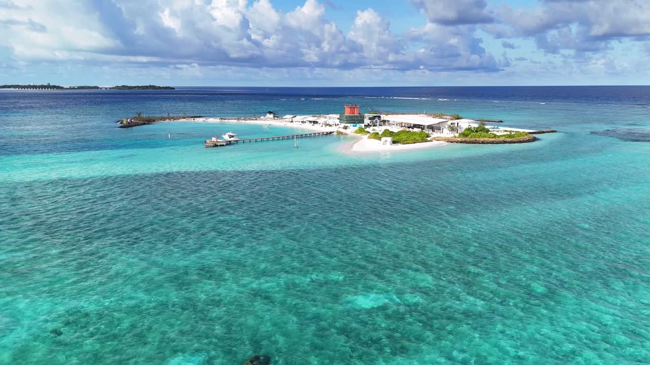 Maldivler Maafushi Adası çevresindeki berrak sığ lagün suyu. Havadan çekim.