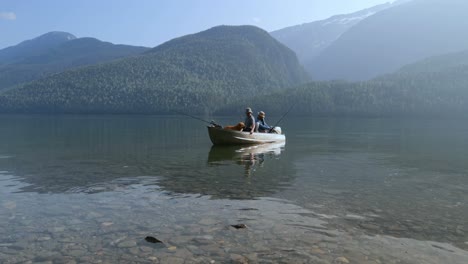 dos pescadores pescando en el río 4k