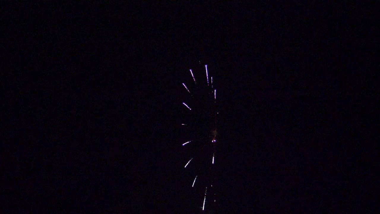 Fuochi d'artificio colorati che esplodono nel cielo notturno sopra la città di Turku in Finlandia