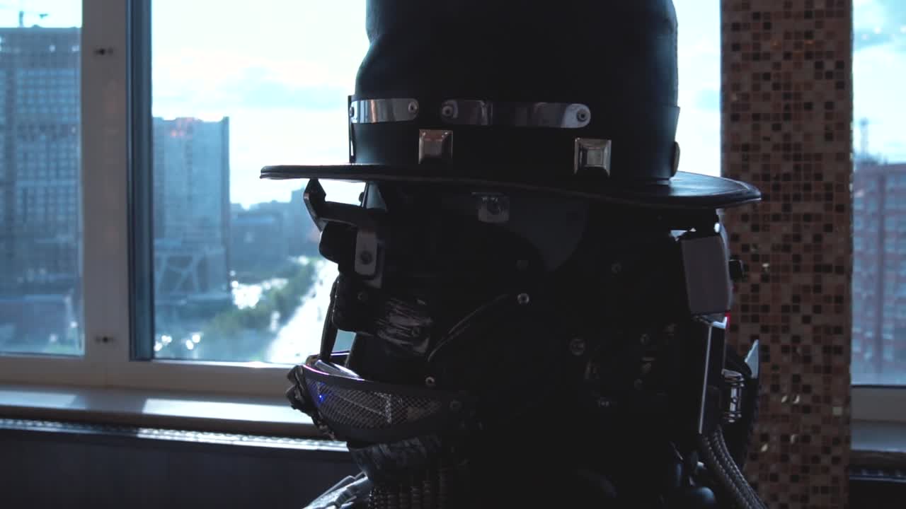 стильный робот у окна города.