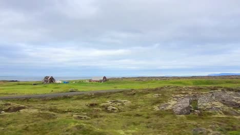 Grüne-Landschaft-Islands-Von-Der-Straße-Aus