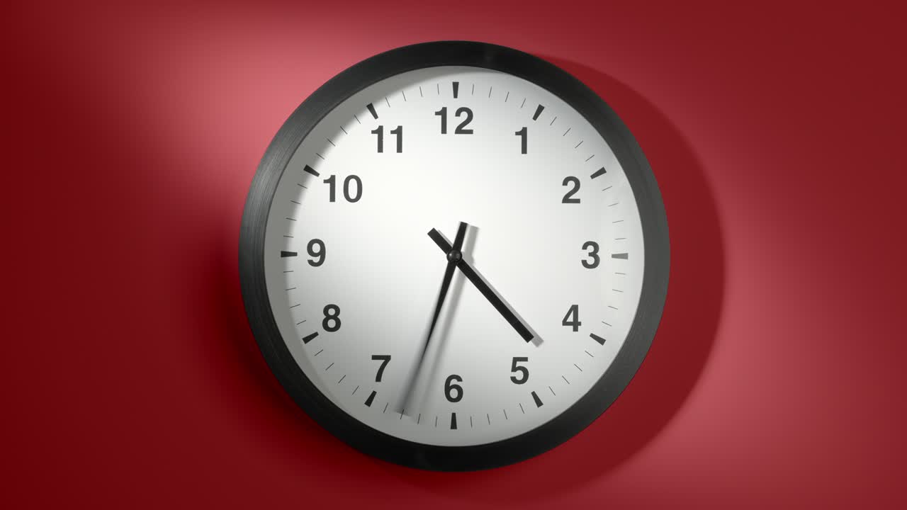 reloj en borgoña cereza roja pared en el lapso de tiempo