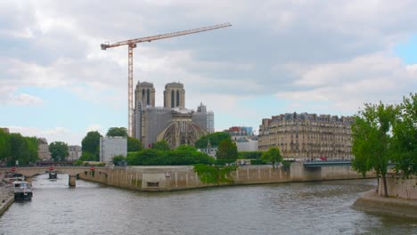 reconstrucción de la famosa catedral de notre-dame de paris en parís, francia