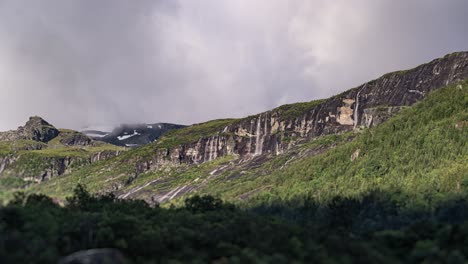 nubes blancas giran sobre las montañas nevadas del fiordo de hardanger en noruega