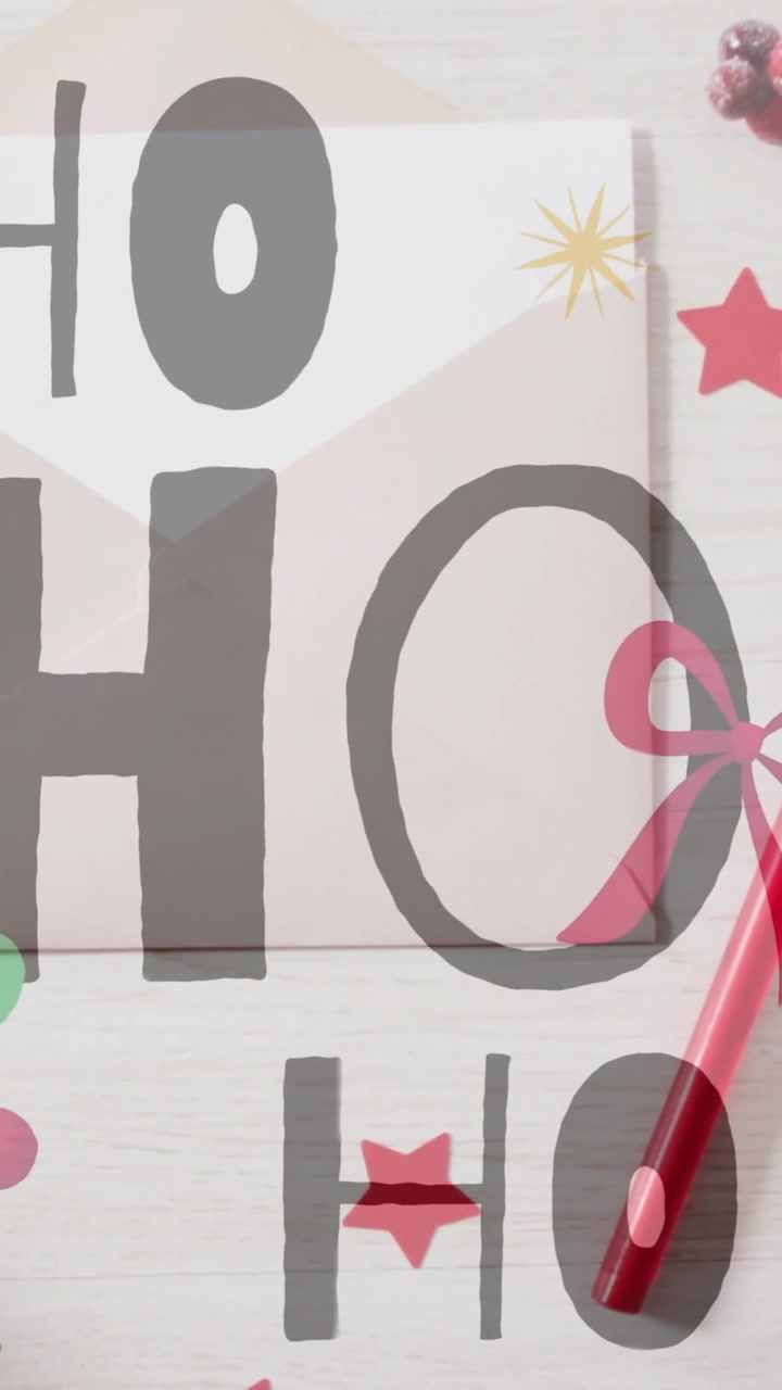Animazione testuale "HO" su decorazioni natalizie con bastoncini di zucchero e regali