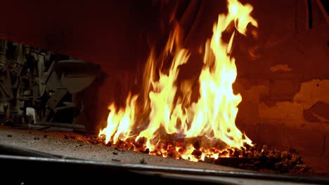 herrero calentando una varilla de metal en el fuego 4k