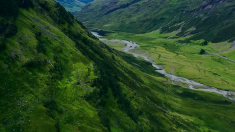 ripresa aerea con drone del loch achtriochtan 01 di glen coe